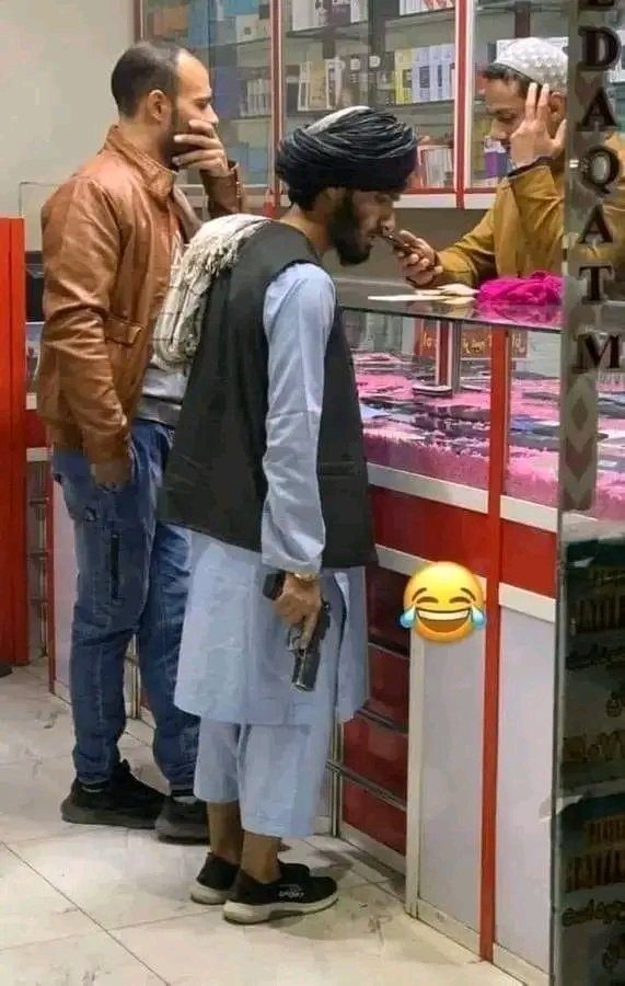 IfsonGee's tweet photo. Legend buying i phone 14 pro max 😀😀 https://t.co/eAP42VGKK0
