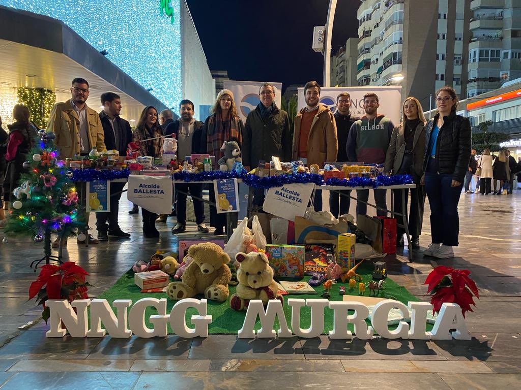 Ballesta_Murcia's tweet photo. La generosidad y la solidaridad son dos de las características que definen la personalidad de los murcianos

🧸Junto a @NNGGMMURCIA en la recogida de alimentos y juguetes para los más necesitados https://t.co/CuRNzEDCDv