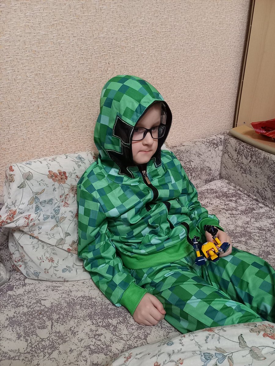HellgaShu's tweet photo. Последние новости. В очках теперь вся семья https://t.co/ZckCZERiIC