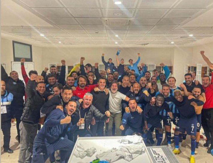 3-3'lük maç ile beraber Beşiktaş geçen sezondan bugüne Sergen Yalçın, Önder Karaveli, Valerıen İsmail ile çalıştı.  Şimdide  Şenol Güneş var. Yani 4 Teknik Direktör...

Adana Demirspor ise yola Montella ile devam etti. Yani 1 Teknik Direktör...
Futbolun doğrusu.#AdanaDemirspor