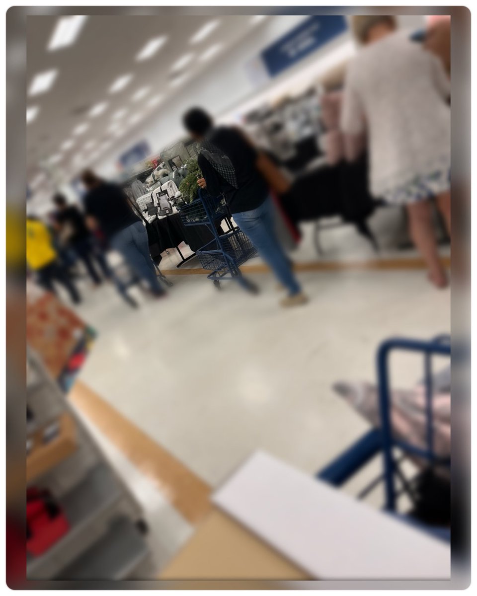 maiditaPR's tweet photo. “Ve a Marshalls hoy, que no debiera estar poseído”, pensó Misma.  ¡Y heme aquí!, en un filón que empieza en la parte posterior de la tienda.  A Misma se le olvidó que el 26 de diciembre es el día de las devoluciones. 😆 #marshalls #puertorico https://t.co/tqv7PBIRW4