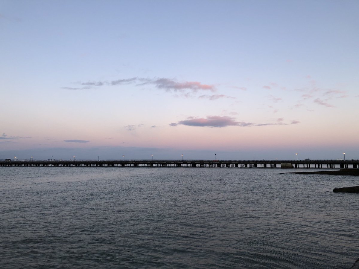 SiriusStar1963's tweet photo. Monday late afternoon sky. #BoxingDay #Ryde #PlayerBeach #Pier #Solent #PureIslandHappiness #IOW 💛 https://t.co/DasROafGPI