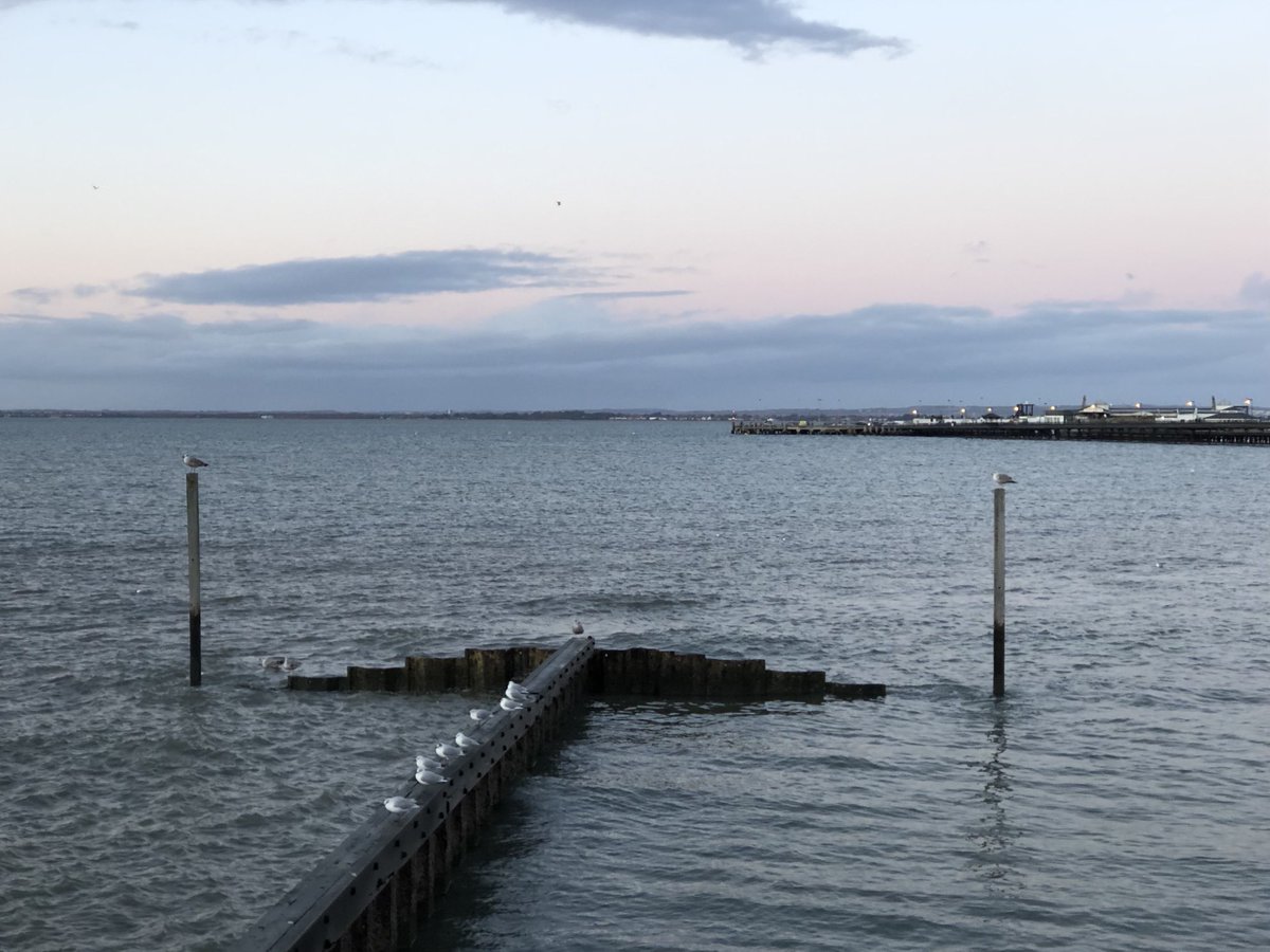 SiriusStar1963's tweet photo. Monday late afternoon sky. #BoxingDay #Ryde #PlayerBeach #Pier #Solent #PureIslandHappiness #IOW 💛 https://t.co/DasROafGPI