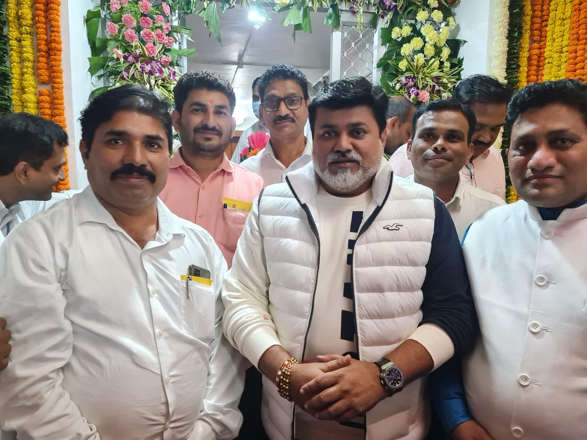 ombasedhananjay's tweet photo. उद्योग मंत्री मा. श्री उद��� सामंत साहेब यांना वाढदिवसाच्या🎂🎂🎂🌹🌹 शुभेच्छा देताना.
 भटके विमुक्त हक्क परिषद महाराष्ट्र अध्यक्ष मा. श्री धनंजय ओंबासे,युवा अध्यक्ष श्री प्रतीक सुहास गोसावी, विदर्भ विभाग अध्यक्ष श्री महेश गिरी व इतर पदाधिकारी उपस्थित होते. https://t.co/KYcaNM1kp0