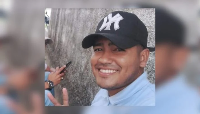 InforTvenezuela's tweet photo. Funcionarios de PoliMiranda arrestan a 1 funcionario de la Policía Nacional (PNB) que habia asesinado a 1 funcionario del Cicpc.
Johander Franquiz (22) fue entregado por su madre a un jefe de PoliMiranda en El Cartanal.
Johander,asesinó a Wilfred López (28) funcionario del Cicpc. https://t.co/FG3gNCaNmN