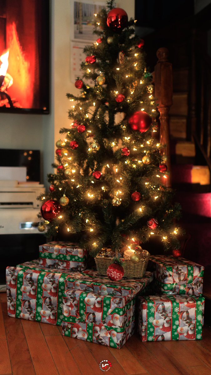 HueFlicks's tweet photo. These Christmas photos are… 🫠🫠

#HappyHolidays #christmas #holiday #decoration #moody https://t.co/7i5ukWivXk