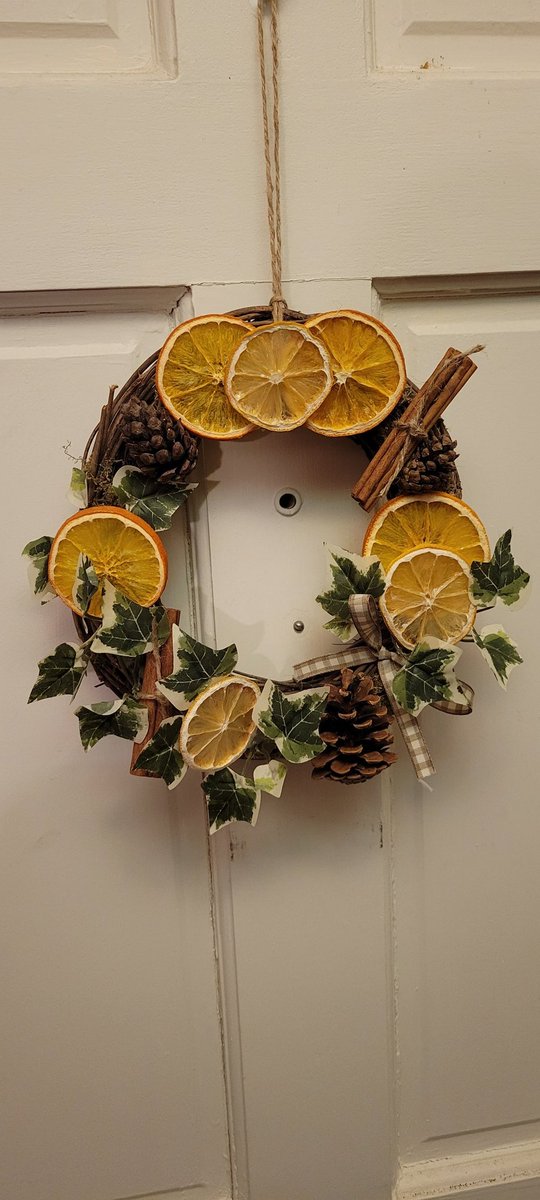 tarabyte3's tweet photo. My mom is difficult to buy for so I have been hand making her gifts the past few years. This year I made a wreath and a dried citrus sun catcher. I'm kind of in love with them. https://t.co/OKbHbmQRTK