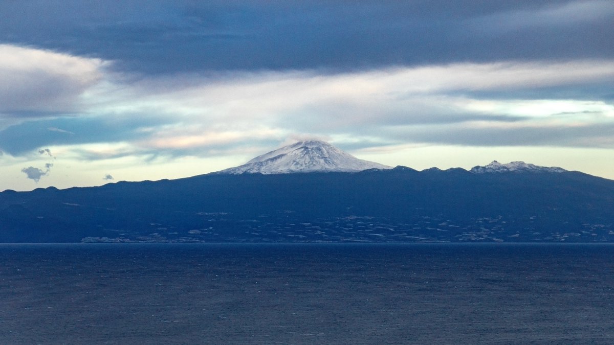 trigomoran's tweet photo. El #Teide desde #LaGomera durante la nevada de diciembre.❄️💛🌞🧡🏔 #canarias #tenerife #nieve #snow #FelizLunesATodos  
@tiempobrasero https://t.co/xp2uaEhkP8
