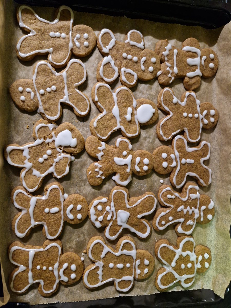 I made my first ever (Christmas) cookies! The glazing needs some improvement, but the taste is great 🤗