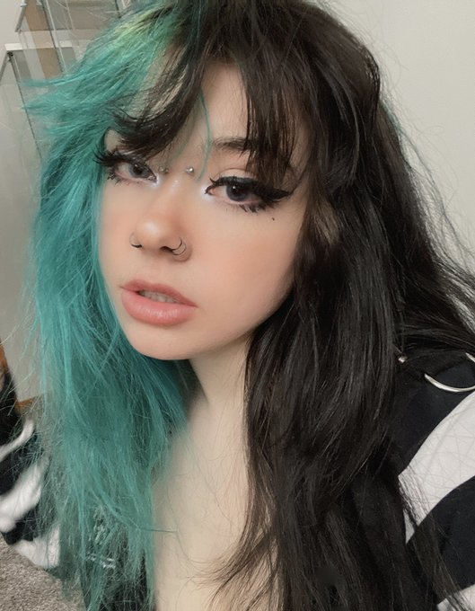 Be my New Years kiss? https://t.co/ioOiZK06sO