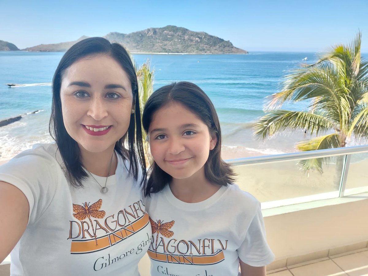 Rolex_Luthor's tweet photo. Hey @thelaurengraham my wife and 10 years old daughter are big fans of @GilmoreGirls , and they asked me to twit you this pic. 😄
Hope you’re doing great!! Greetings from Mexico!
#gilmoregirls #DragonflyInn https://t.co/4zI1TPPk0M