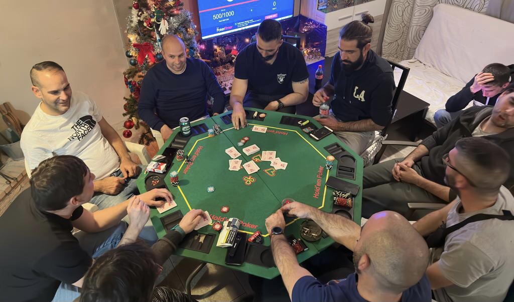 Rodriwiner's tweet photo. Partidita navideña con amigos!!🍻🍻🎁💷💷🆒@Alberti_1982 https://t.co/CLDRzGDGKJ
