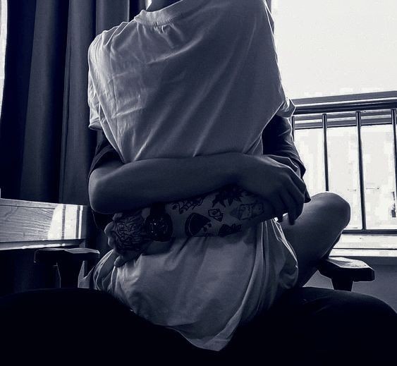 Z dnia na dzień kocham go coraz mocniej, moje serce bije coraz szybciej a oczy błyszczą coraz jaśniej. Chcę tylko patrzeć na jego piękny uśmiech i czuć ciepło jego ramion przy mnie. Kocham cie okruszku!🥺❤❤