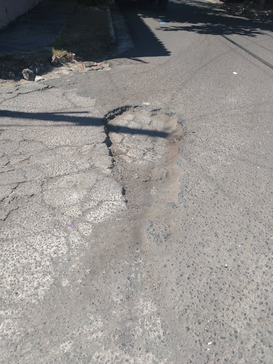 josesalgado2129's tweet photo. Señores de la alcaldía de San Miguel, @ObrasPublicasSV @WILLSALGADO en la intercesión de la final  7° calle oriente y Avenida Canales está este mega hoyo que ya casi tenemos más de 6 meses y no lo reparan es una calle muy transitada y cada día se hace más y más grande https://t.co/Zjm9oLbKwL