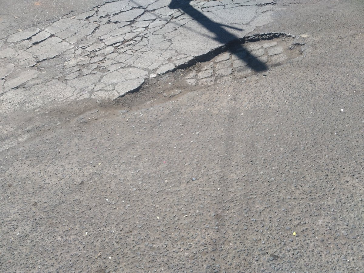 josesalgado2129's tweet photo. Señores de la alcaldía de San Miguel, @ObrasPublicasSV @WILLSALGADO en la intercesión de la final  7° calle oriente y Avenida Canales está este mega hoyo que ya casi tenemos más de 6 meses y no lo reparan es una calle muy transitada y cada día se hace más y más grande https://t.co/Zjm9oLbKwL