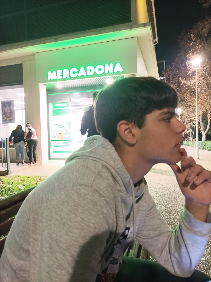 mirando a la nada pero pensando en tus tetas 🤔