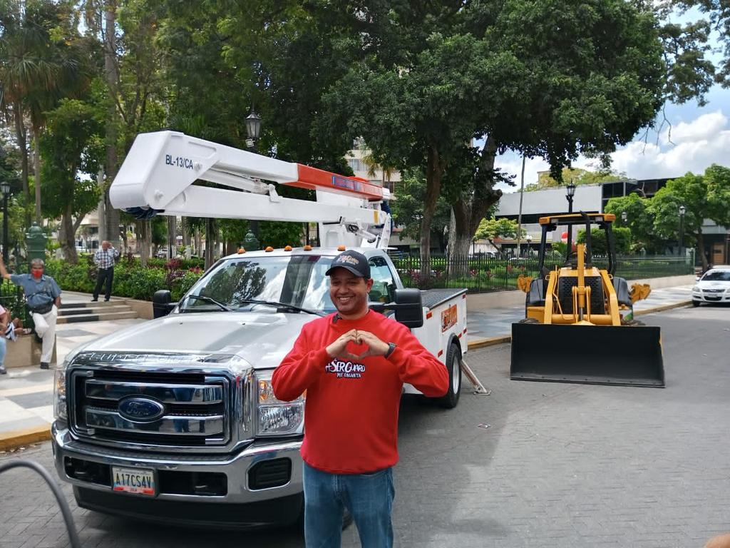 #26Dic Alcalde @LuisJonasReyes 'Este año hemos hecho una inversión de 11 millones de Bs en materia de adquisición de equipos como, compactadoras, retroexcavadora, camión cesta entre otros.' @Iribarren_Alc @vicevenezuela @dcabellor #PuebloAlegreYUnido