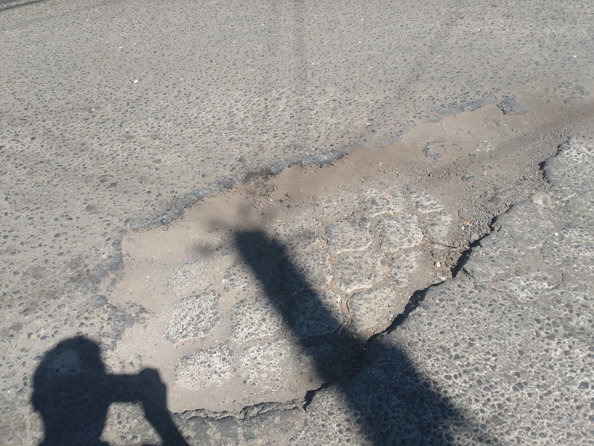 josesalgado2129's tweet photo. Señores de la alcaldía de San Miguel, @ObrasPublicasSV @WILLSALGADO en la intercesión de la final  7° calle oriente y Avenida Canales está este mega hoyo que ya casi tenemos más de 6 meses y no lo reparan es una calle muy transitada y cada día se hace más y más grande https://t.co/Zjm9oLbKwL