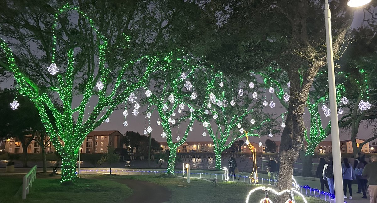 UTMB_Pathology's tweet photo. Wrapping up my visit @MoodyGardens by admiring their Christmas trees! See you next week! #PathTwitter #PathMatch2023 #MollyTheMicroscope https://t.co/OrcU9LsEhj