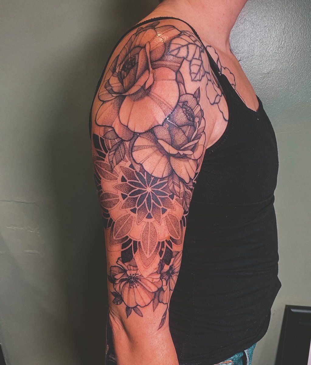 AlysonDacher's tweet photo. Ce tattoo que jβavais tellement adorΓ© bosser lors de ma venue a la cours des miracles, Toulouse β€οΈ
#tattoo #tattooart #tattooer #tattooergirl #dotwork #dotworker #dotworktattoo https://t.co/TfQn8Zmf30