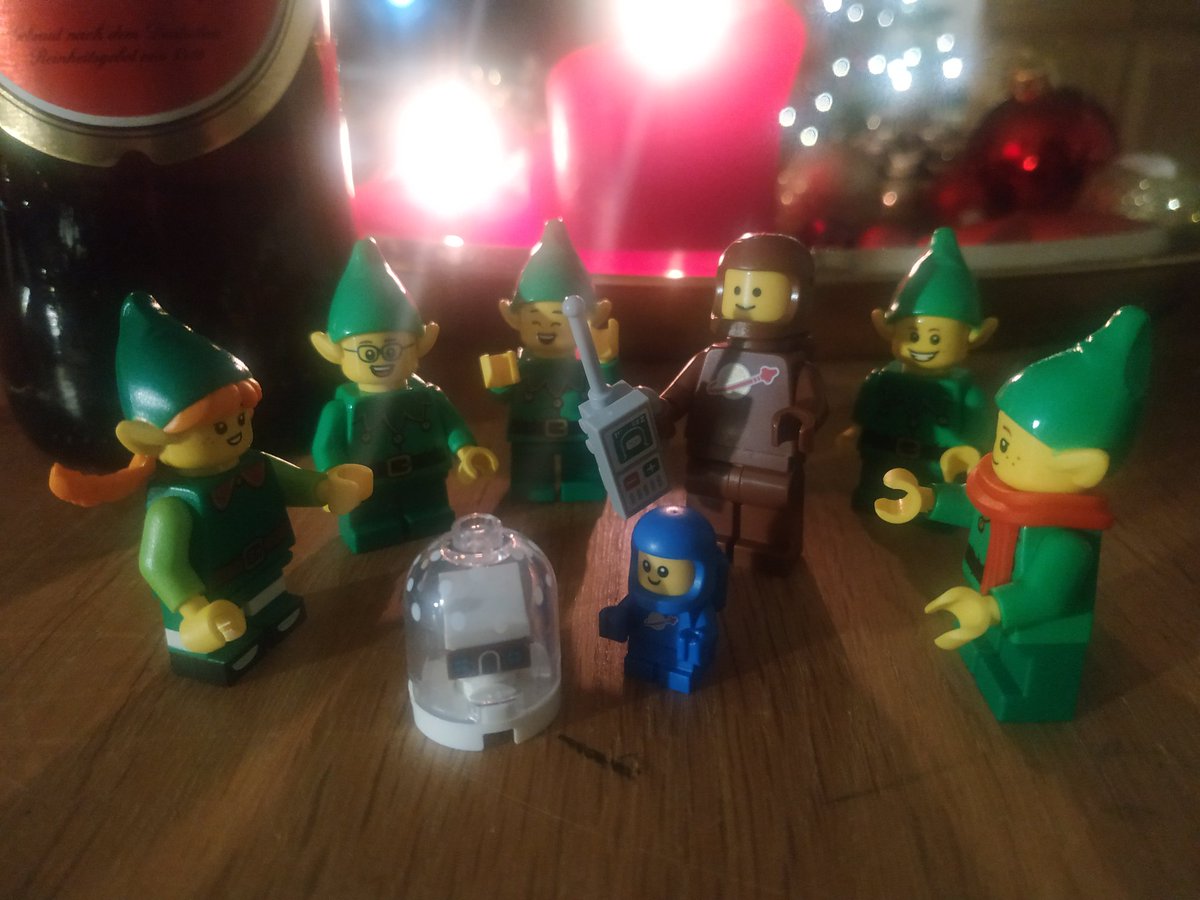 Lowperformer, wer k1 gut erzogenen Weihnachtselfen beschäftigt.
#FroheWeihnachten #HalloAstronautenbaby #Lego #Minifiguren #24