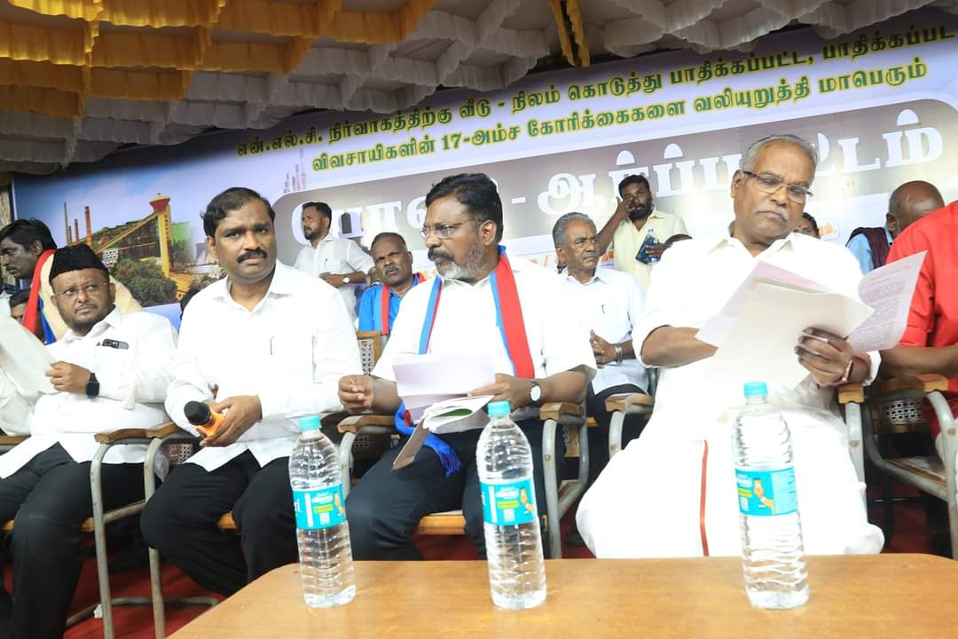 thirumaofficial's tweet photo. @sinthanaivck,
இராதாகிருஷ்ணன் எம்எல்ஏ, துரை. சந்திரசேகர், இராஜூ, சண்முகம், மணிவாசகம் ஆகியோர் உரையாற்றினர்.

நிலம், வீடு இழந்தோருக்குப் போதிய இழப்பீடு, நிரந்தர வேலைவாய்ப்பு உள்ளிட்ட 17 வகையான கோரிக்கைகள  நிறைவேற்றிட வலியுறுத்தினோம். பல்லாயிரக் கணக்கானோர் பேரணியில் கலந்துகொண்டனர். https://t.co/mYoxnjrhVJ