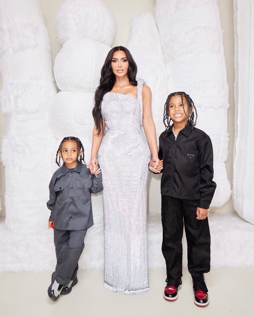KimKardashian's tweet photo. Happy Holidays https://t.co/26fQv9hhnX
