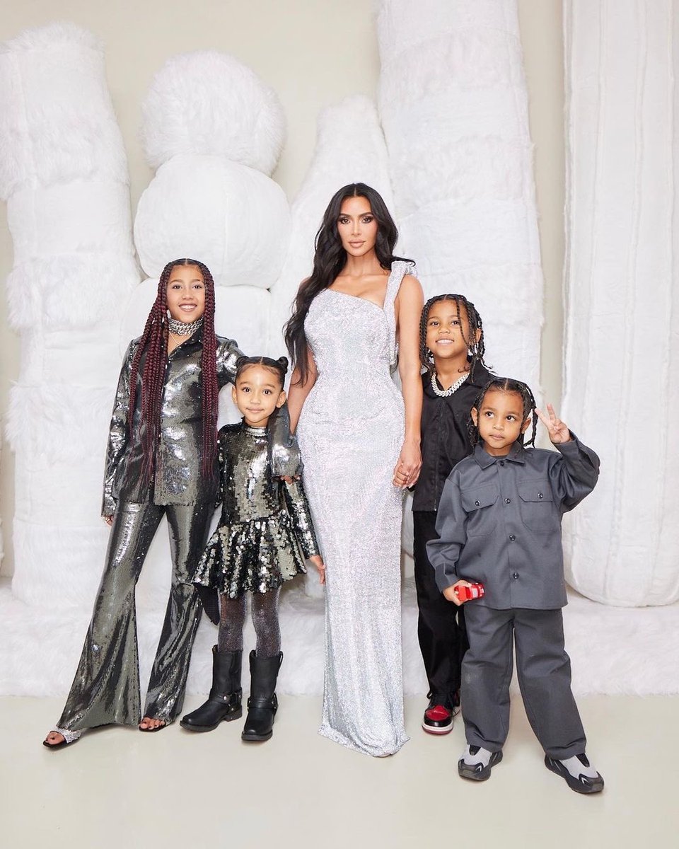 KimKardashian's tweet photo. Happy Holidays https://t.co/26fQv9hhnX