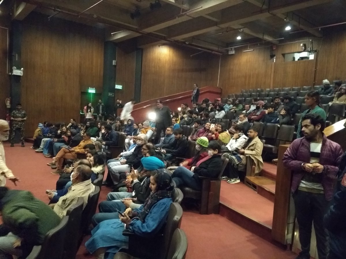 tanmoylinguist's tweet photo. #ArvindGaur's group AsmitaTheatre staged "Partition", 5 of Manto's stories on the theme put together. Although anything to do with partition or Manto since the last two decades can be perceived in ways not known to us earlier, the Play broke the myth of our/their dichotomy. https://t.co/WC1Wbc6NOY