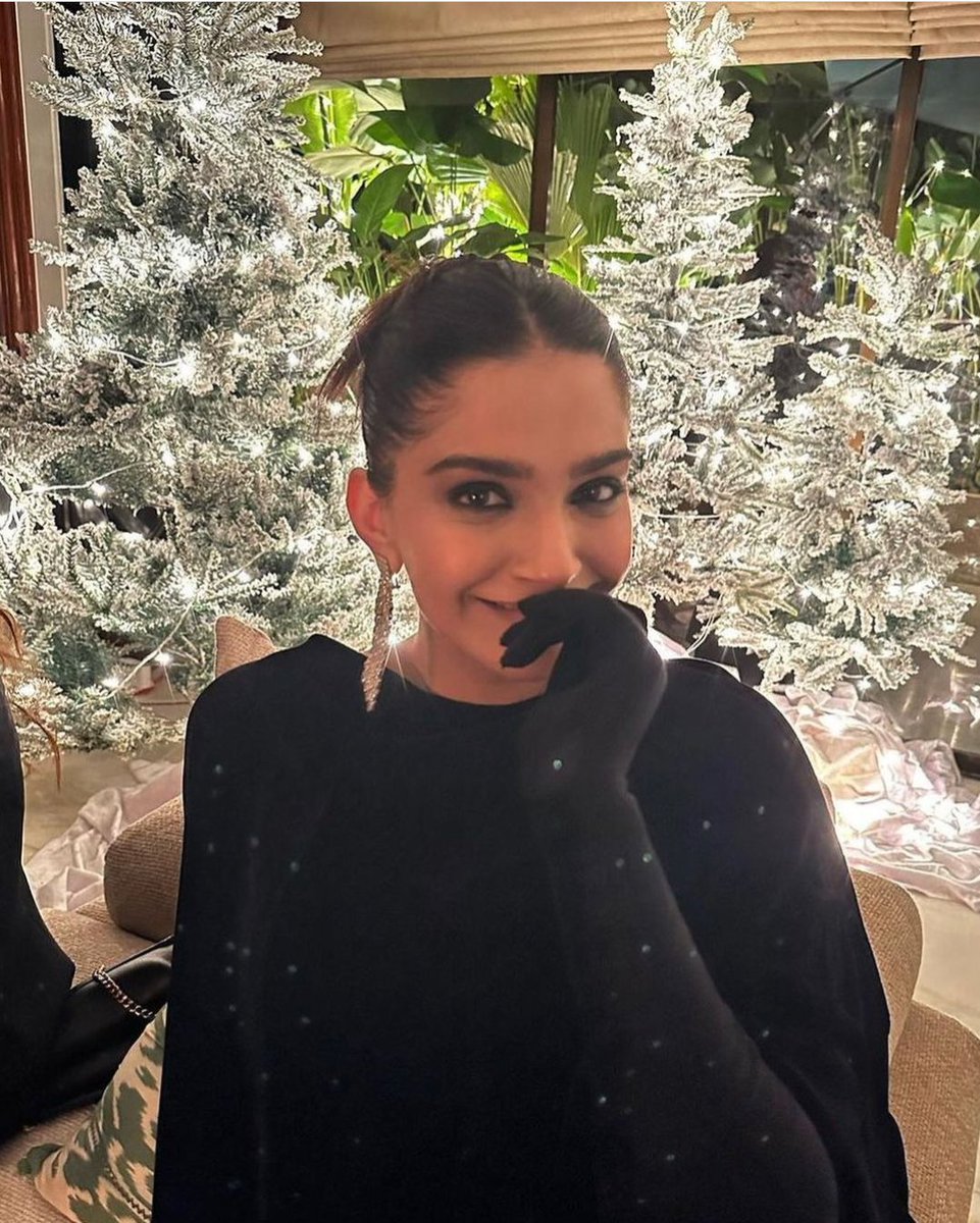 .<a href="/sonamakapoor/">Sonam K Ahuja</a> gets snapped in Christmas Eve.