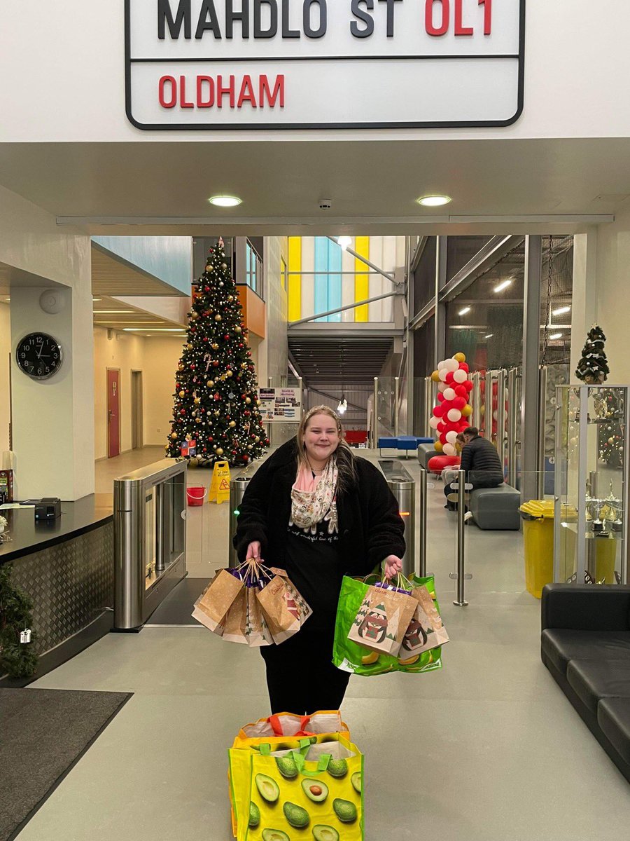 kindnesscardsp's tweet photo. On 23rd december I dropped off 22 christmas kindness packages to Mahdlo youth zone and 15 packages to Oldham hospital children’s ward (along with mini pocket hug hearts for all of the nurses & doctors) ❤️ #kindnesscardsproject #oldhamhour #oldham https://t.co/oeW06olmQb