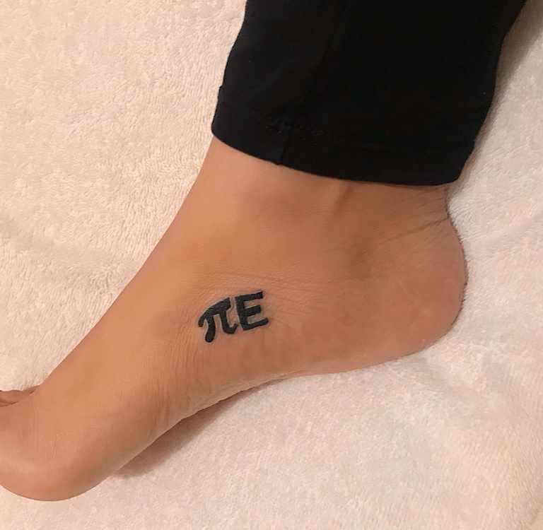 — Mi mamá: "No te vayas a tatuar pndjadas". 
— Yo: