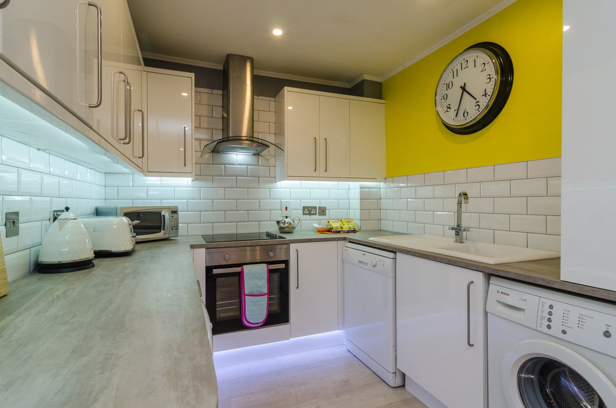 ⭐Our Original Deluxe Citygate Apartment⭐

✅Amazing 2 bedroom, 2 bathroom apartment
✅Sleeps 6
✅Unbeatable location
✅Secure underground car parking
✅High Speed WiFi
✅Free Netflix

See the rest of the photos and rates here bit.ly/2PyXNPt
