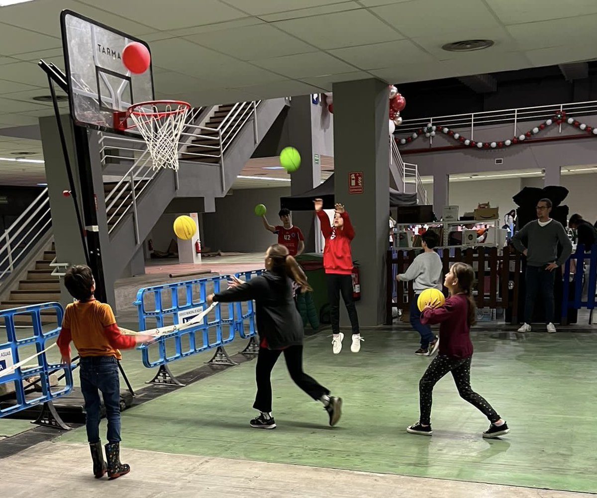 CBCiudadReal's tweet photo. ♥️🏀🎄Nuestro club colaborando con el @AYTO_CIUDADREAL y @CR_Deporte en la feria familiar de Navidad #Jugarama2022 y disfrutando con los mas peques de la casa😊🤗🏀♥️

#JuegaConCEBE 
#BECARES 
@SasegurSL 
@SomosGlobalcaja https://t.co/oO5jqeULS7