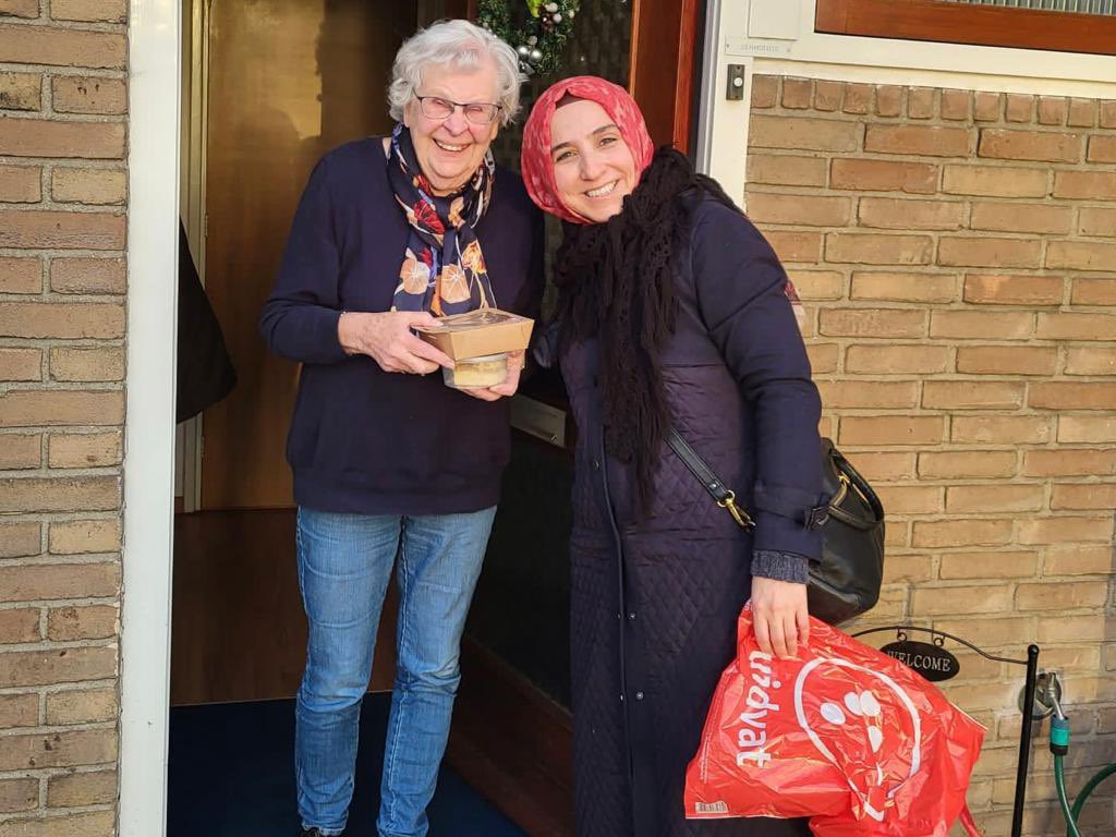 SaniyeCalkin's tweet photo. Om eenzame mensen een hart onder de riem te steken en te laten weten dat aan hen gedacht wordt hebben onze vrijwilligers kerstkaarten en kleinigheidjes uitgedeeld❤️

#KunstvanhetSamenlevenKerst https://t.co/LOElHwxYgb