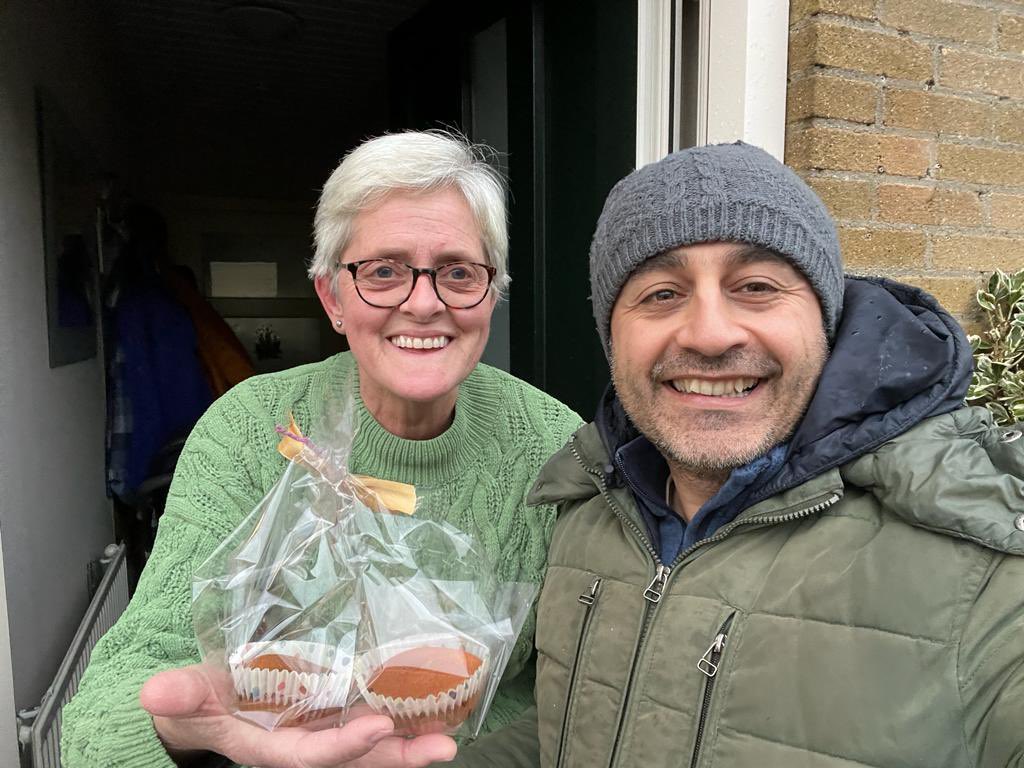 SaniyeCalkin's tweet photo. Om eenzame mensen een hart onder de riem te steken en te laten weten dat aan hen gedacht wordt hebben onze vrijwilligers kerstkaarten en kleinigheidjes uitgedeeld❤️

#KunstvanhetSamenlevenKerst https://t.co/LOElHwxYgb