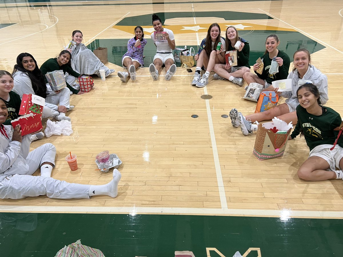 SHS_girlshoops's tweet photo. Holiday gift exchange! 🎁 https://t.co/7t6D9XPiU7