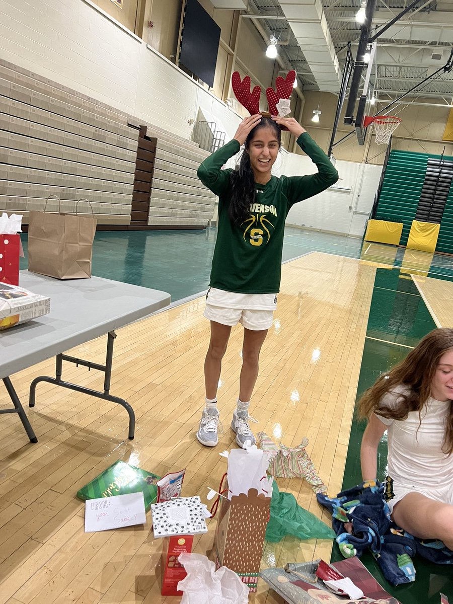 SHS_girlshoops's tweet photo. Holiday gift exchange! 🎁 https://t.co/7t6D9XPiU7