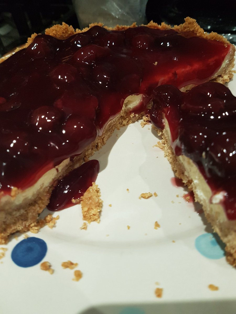 missmatherbakes's tweet photo. And this was the Christmas day cheesecake as the cold pud offering. Love me days worth is leftovers! https://t.co/WBigqU9kmV