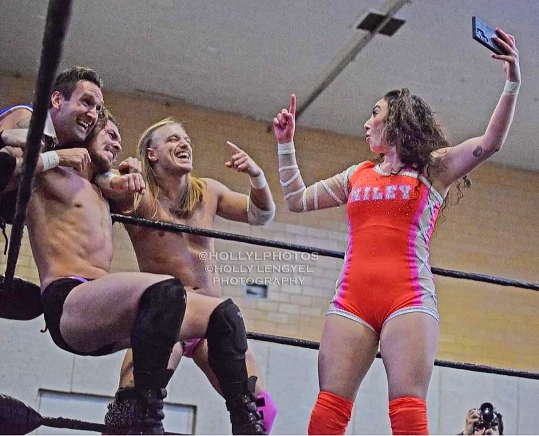 HollyLPhotos's tweet photo. . @RodneyWrestles & @MrMGreyson & @Mileywrestler vs. @RobbyCosmos & @TheJaxWilliams & @VannaBlack13 @cvwsarnia
#chemvalleywrestling #supervillains #trios #booksandlooks #prowrestling #indywrestling #photography #sportsphotography #nikon #hollylengyelphotography #hollyLphotos https://t.co/7LAeSunDAd