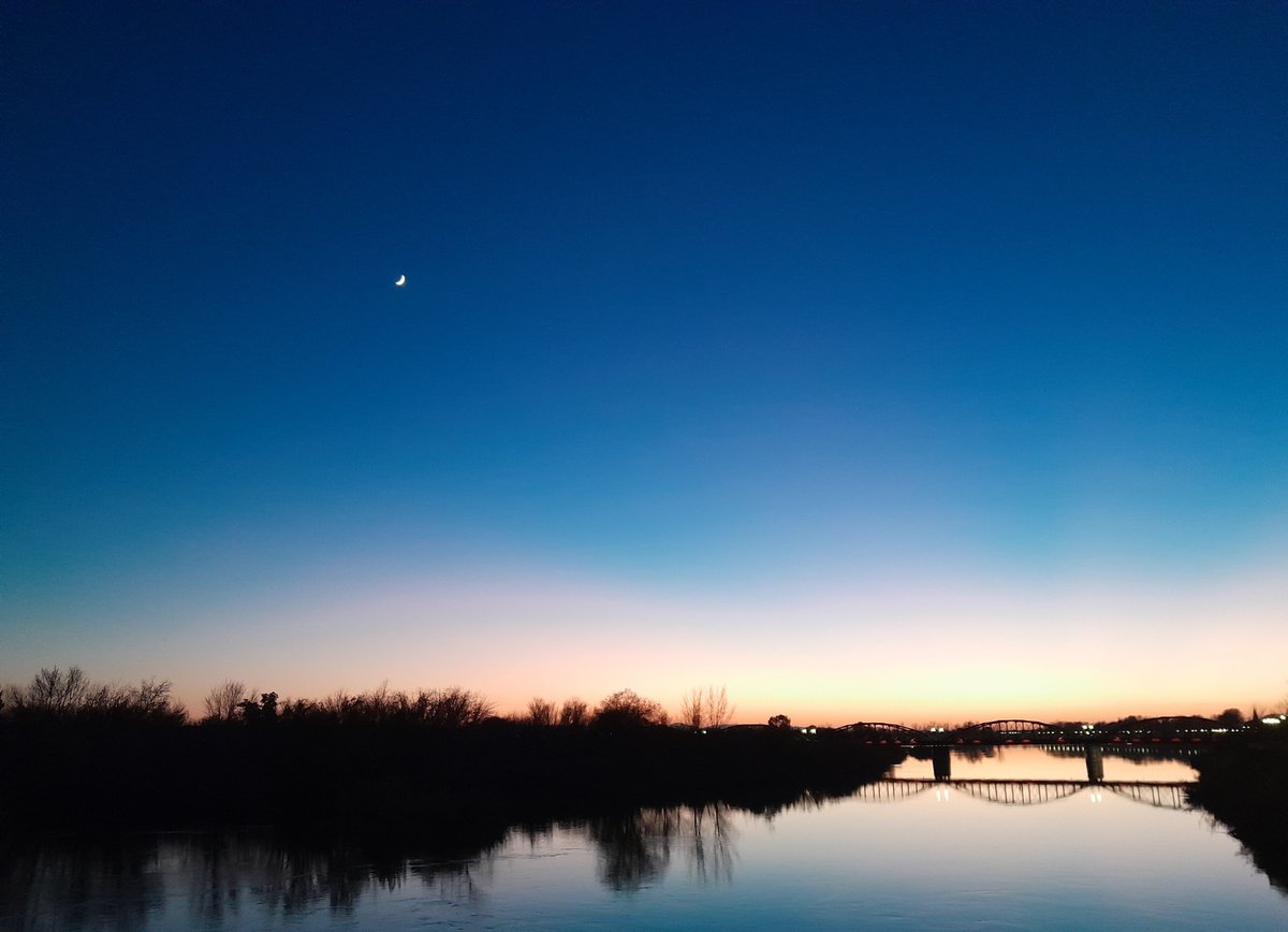 Anochecer sobre el río Tajo en #talaveradelareina. Sin filtros, foto móvil