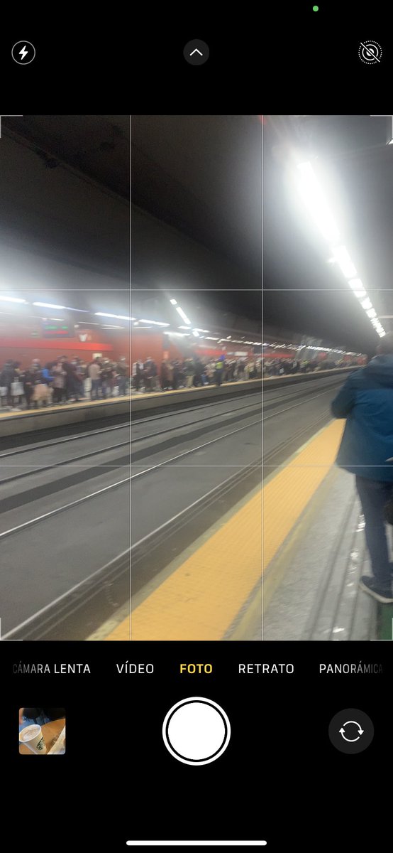 amayazamora's tweet photo. Una vergüenza que estemos en la parada de renfe cercanías de Sol desde las 20h que se han abierto las puertas de acceso y no realice paradas ningún de los trenes. Se está acumulando una cantidad de gente que resulta peligroso

#renfe #Madrid @Inforenfe @Renfe https://t.co/zDkeL72HBa