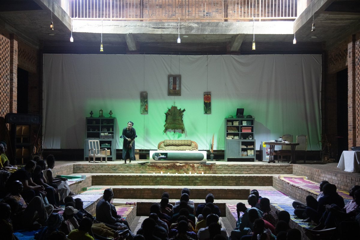 EmbEspGhana's tweet photo. Magical performance of "Five Hours with Mario" by @Naa_Ashorkor at #RedClayStudio in Tamale. Thank you @latifglobe for producing the adaptation of Miguel Delibes' novel and @ibrahim_mahama for hosting us.
@AECID_es @Casaafrica https://t.co/achV3bUg2F