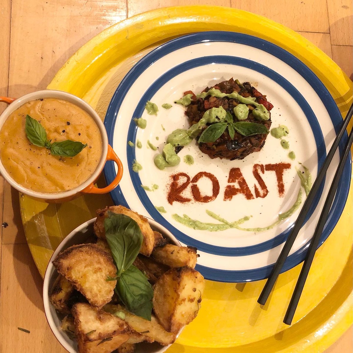hannahkokoschka's tweet photo. #veganhour @veganhour the #planbased #roast created on #christmasday with #bechamelsauce containing @lachinatacom for dipping super crispy #roastpotatoes plus a #basil #lime #avocado drizzling sauce and #chargrilled #redpepper #chestnut #basil roast https://t.co/juR4nuTg4X