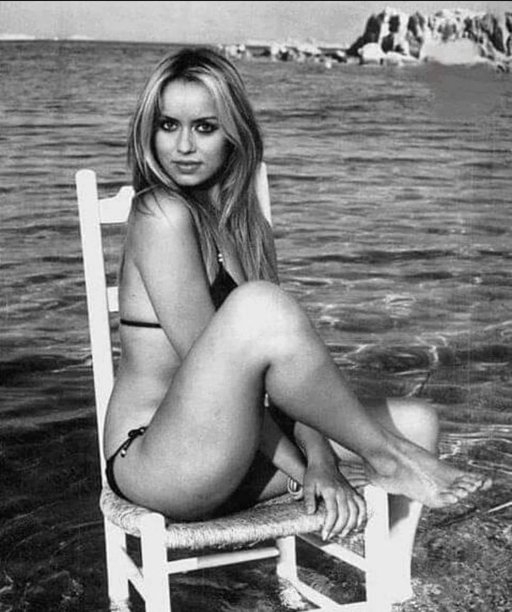 InfoCinema2's tweet photo. #GloriaGuida 

#film #cinema #movie #actress #mare #sedia #sexy #costume https://t.co/62B1hvh9bY
