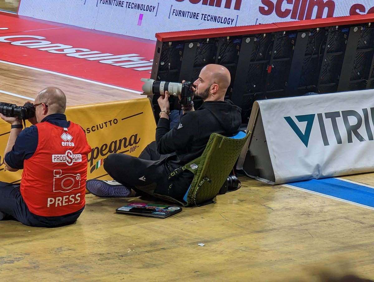 19filo80's tweet photo. Che professionista @MatteoMarchiPh col seggiolino portatile #serieatipo https://t.co/Qj2PGVLOyU