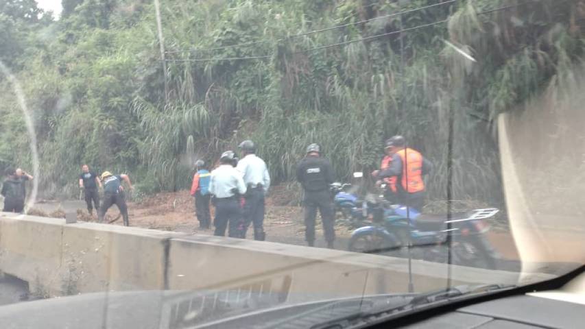 Cerrado acceso en la Panamericana este 26-dic dlvr.it/Sfz0DV