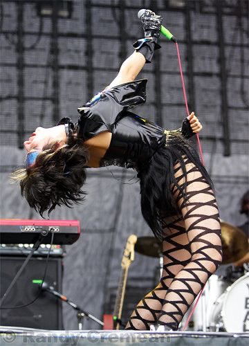 nycindierock's tweet photo. karen o of the yeah yeah yeahs, lollapalooza 2007 https://t.co/An7YMNGDc2