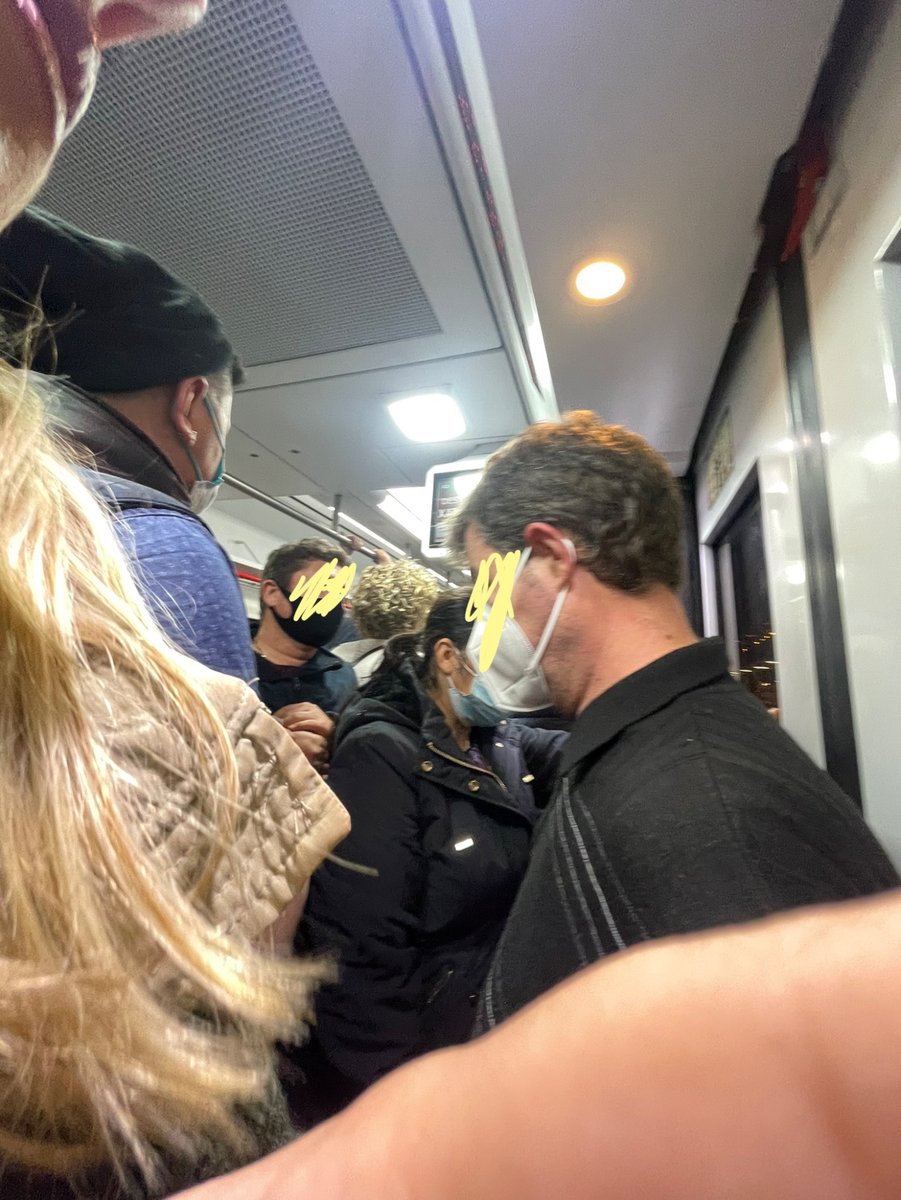 judithgines's tweet photo. @CercaniasVLC @InfoCercanias @RenfeC 
Cada día, sea la hora que sea, la gente cae desplomada con la calefacción y la multitud dentro de los trenes, que vergüenza
#renfecercanias #valencia #insoportable https://t.co/jJC2Z2Ymf4