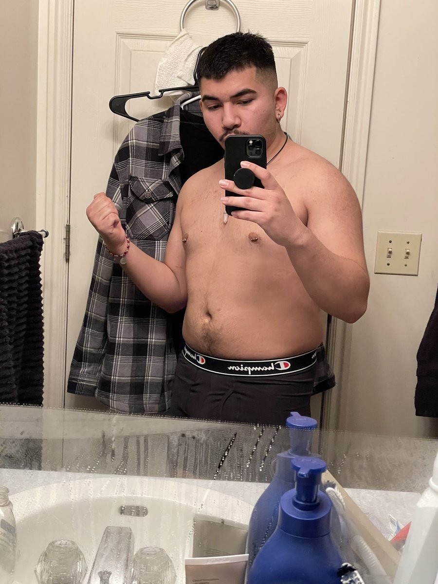 luuucas1k's tweet photo. This was when I started going to the gym back in spring and the last two are more recent https://t.co/gF4pNnZcMk